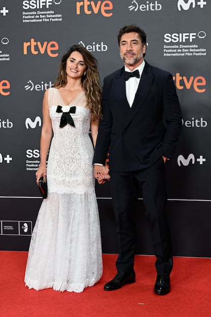 Penélope Cruz llegó al Kursaal de San Sebastián junto a su marido, Javier Bardem, con quien lleva casada desde 2010. El actor —cuyo próximo proyecto audiovisual es una película titulada 'El ser querido', dirigida por Rodrigo Sorogoyen, que protagonizará junto a Victoria Luengo— ha sido el merecedor este año el Premio Donostia del festival de cine, que celebra su edición número 72.