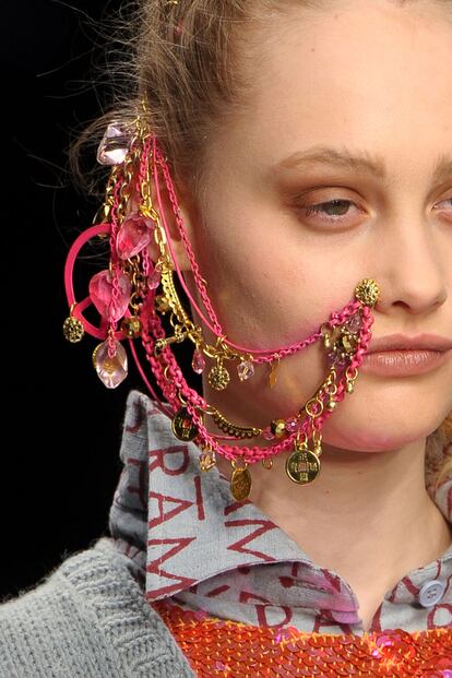 Siguiendo el efectismo de la alta costura de Givenchy: Ashish.