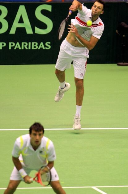 Karlovic realiza un saque durante el partido frente a los alemanes.