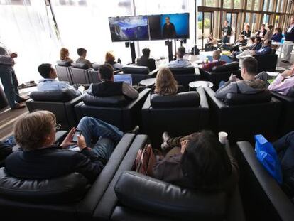Un grupo de asistentes atiende a una videoconferencia en la TED 2012.