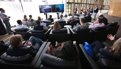 Un grupo de asistentes atiende a una videoconferencia en la TED 2012.