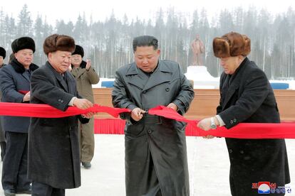 Kim Jong-un corta es lunes la cinta que inicia la ceremonia de inauguración, a la que han asistido miles de personas.