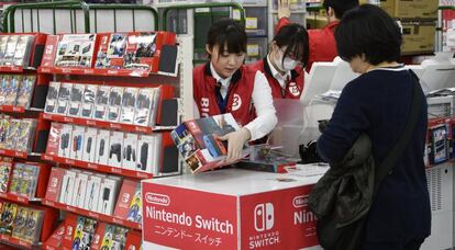 Una persona compra la nueva consola Nintendo Switch, en una tienda de electrónica en Tokio.