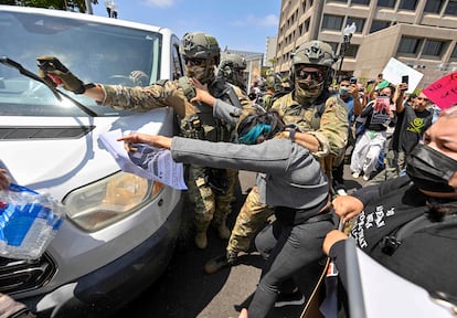 La policía lanza gas pimienta contra los manifestantes fuera del Edificio Federal en Santa Ana, California, el lunes 9 de junio de 2025.