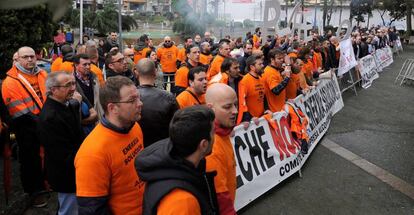 Trabajadores de Alcoa protestan frente al polideportivo San Francisco Javier, en La Coruña