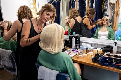 Eva Viana coloca la peluca a la soprano Federica di Trapani en el camión camerino.