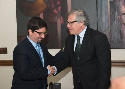 Luis Almagro (d) y el vicepresidente de la Asamblea Nacional de Venezuela, Freddy Guevara la semana pasada en Washington