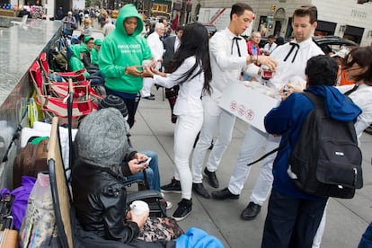 En honor al cumpleaños del Coronel Sanders, la empresa de comida rápida KFC sorprendió a los que esperan en la cola frente a la tienda de Apple de Nueva York con un pequeño ágape y unas pequeñas corbatas.