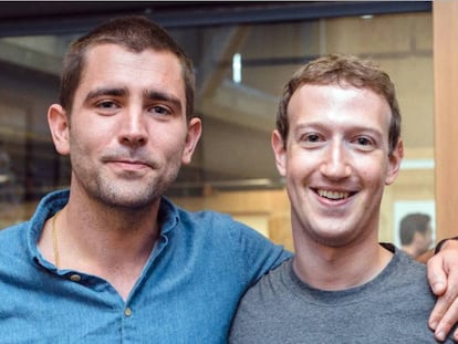 Chris Cox abraza a Mark Zuckerberg en una imagen difundida por el máximo responsable de Facebook.