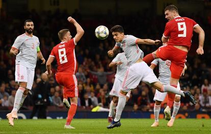 Sam Vokes de Gales anota el gol de su equipo.