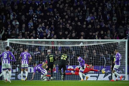 Courtois detiene el gran remate de cabeza de Sergio León, el viernes en Valladolid.