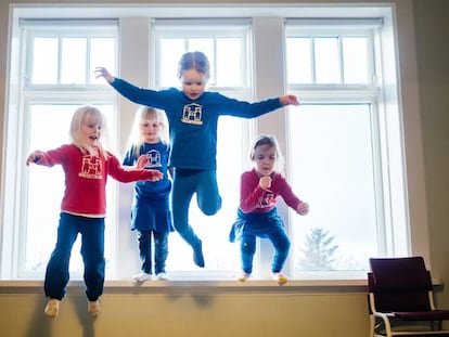 Niñas de una de las escuelas infantiles Hjalli de Islandia practican saltos.