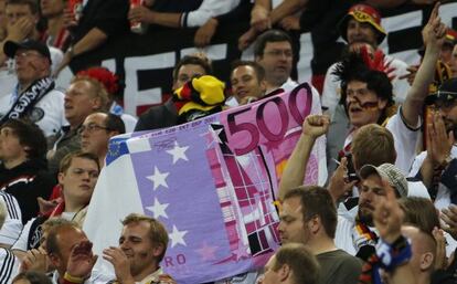 Hinchas alemanes con un billete gigante de 500 euros.