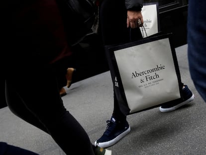 Una persona lleva una bolsa de la tienda Abercrombie & Fitch en la Quinta Avenida de Nueva York, en una imagen de archivo.