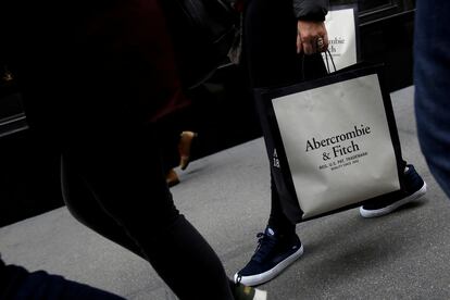 Una persona lleva una bolsa de la tienda Abercrombie & Fitch en la Quinta Avenida de Nueva York, en una imagen de archivo.