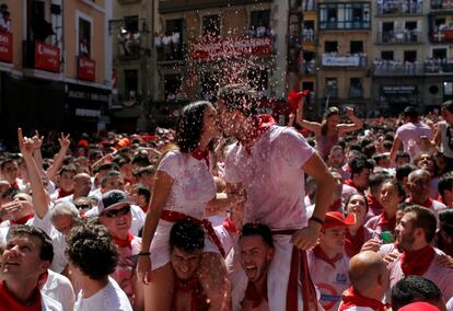 Um casal se beija durante a abertura oficial da festa de São Firmino, em Pamplona.