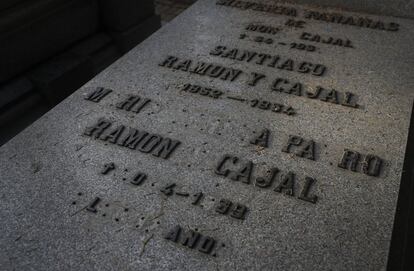 Tumba del ganador del Nobel de Medicina Santiago Ramón y Cajal, fallecido en 1934. En su empeño por mejorar la situación de La Almudena, la Asociación Cementerios ha concertado una reunión con el nuevo gerente de la funeraria municipal para principios de noviembre. En ella, le van a plantear que se amplíe el catálogo de tumbas protegidas, que se recogió en el Plan General de Ordenación Urbanística Municipal de Madrid de 1997.