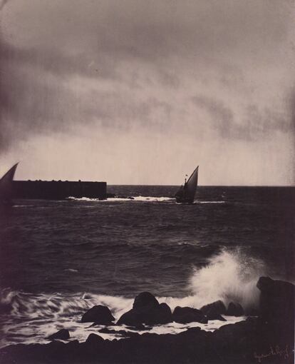 'El rompeolas', de 1857, destaca porque Le Gray cambió el formato, a vertical. Es una de las primeras instantáneas de la historia de la fotografía que refleja la naturaleza en movimiento.