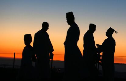 Amanece cuando los fieles se reúnen para orar en el Monte Gerizim, cerca de la ciudad cisjordana de Naplusa, para celebrar la festividad de Shavuot.