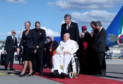 El Pontífice a su llegada a Francia, donde ha sido recibido por la primera ministra Elisabeth Borne. 