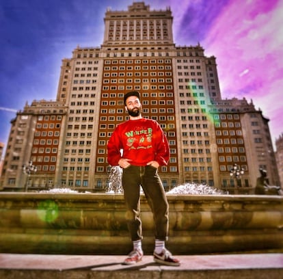 El cantante Victor Algora posando en Plaza de España.