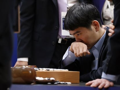 Sedol concentrado en el tablero tras perder la última partida del torneo frente al programa 'AlphaGo'.