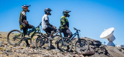 Ciclistas observan las vistas desde el Bike Park de Sierra Nevada.