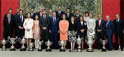La familia real y la ministra de Educación, María Jesús Sansegundo, posan junto a los premiados en el palacio de El Pardo.