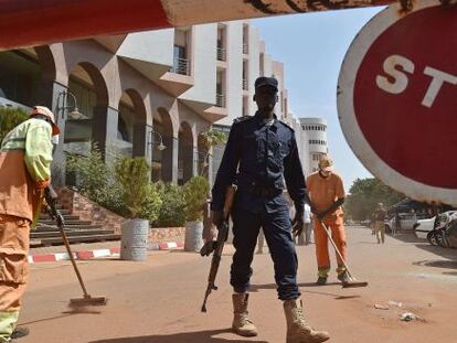 Un policía maliense hace guardia a las puertas del hotel Radisson Blu de Bamako, este lunes.