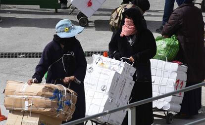 Porteadoras en la frontera entre Ceuta y Marruecos el 24 de abril de 2019.