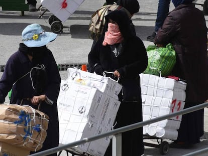 Porteadoras en la frontera entre Ceuta y Marruecos el pasado mes de abril.