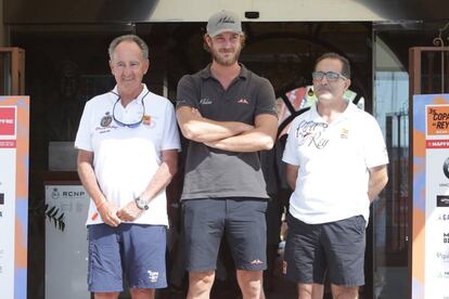 Pierre Casiraghi, en el centro, este martes junto Javier Sanz, presidente del Real Club Náutico de Palma (a la izquierda).