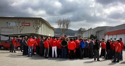 Los trabajadores de Derbi de Martorelles, durante la asamblea del mes de marzo para analizar la situación por la que atraviesa la empresa.