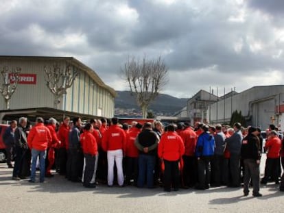 Los trabajadores de Derbi de Martorelles, durante la asamblea del mes de marzo para analizar la situación por la que atraviesa la empresa.