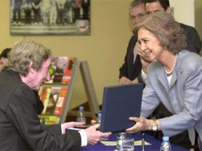 Doña Sofía hace entrega del galardón al cineasta donostiarra.