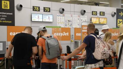 Viajeros de Easyjet en el aeropuerto de Palma de Mallorca el pasado 16 de julio.