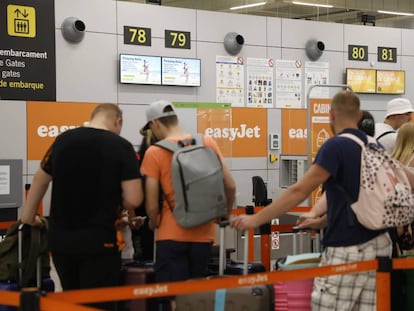 Viajeros de Easyjet en el aeropuerto de Palma de Mallorca el pasado 16 de julio.