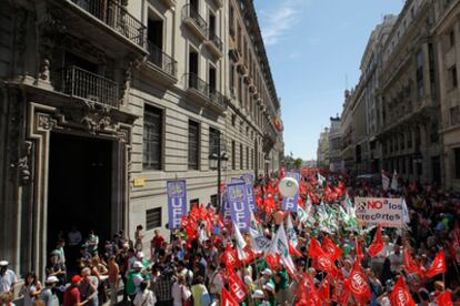 Funcionarios, con pancartas de los distintos sindicatos, frente al ministerio de Economía.