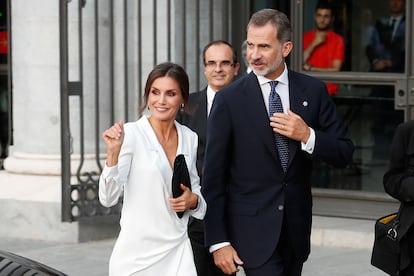 La reina Letizia se ha decantado por un vestido de seda de la firma española Lola Li.