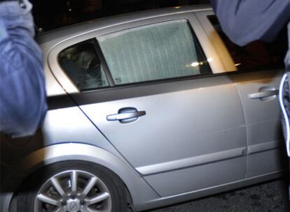 El coche de la vicepresidenta de la Diputación de Lugo, a la salida de la comisaría.