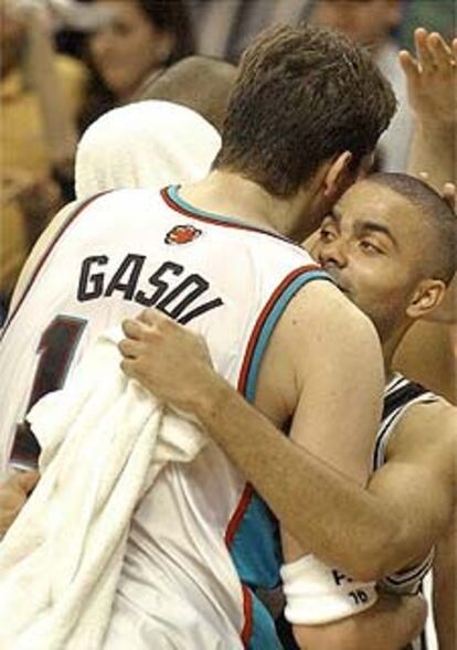 Pau Gasol y Tony Parker se saludan al final del partido.