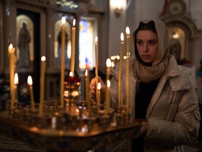 Una feligresa en el interior de la iglesia ortodoxa ucrania en honor a la Madre de Dios, en Dnipró, el domingo.
