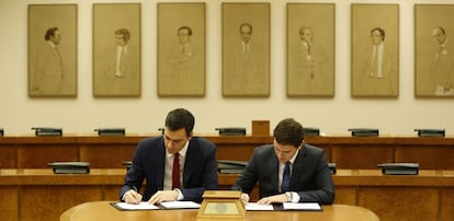 Sánchez y Rivera firman el pacto entre PSOE y Ciudadanos este miércoles.