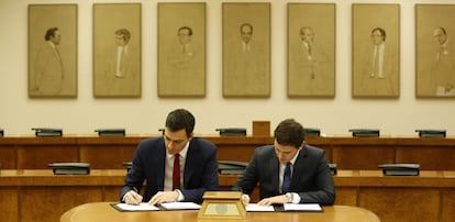 S&aacute;nchez y Rivera firman el pacto entre PSOE y Ciudadanos este mi&eacute;rcoles.