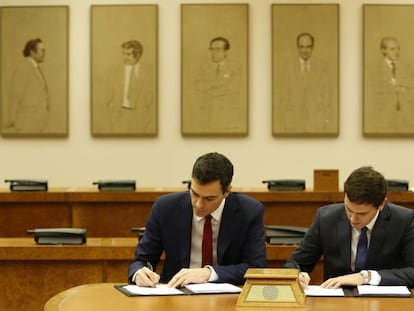 S&aacute;nchez y Rivera firman el pacto entre PSOE y Ciudadanos este mi&eacute;rcoles.