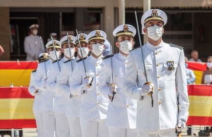 Un grupo de suboficiales, durante el acto de entrega de los reales despachos a la LXXXI promoción de suboficiales de la Armada, que ha tenido lugar en San Fernando (Cádiz), presidido por el almirante jefe del Estado Mayor de la Armada, Teodoro López Calderón.