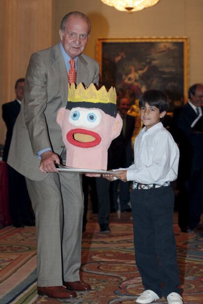 El Rey Juan Carlos junto a un alumno de un colegio de Jaén durante la recepción ofrecida a los niños ganadores de la XXIX edición del concurso nacional <i>¿Qué es un Rey para ti?</i>, el 23 de junio de 2010