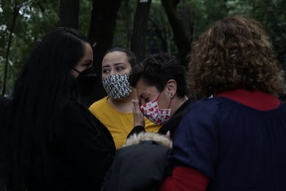 Una mujer llora durante el sismo en Ciudad de México.