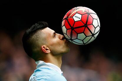 Agüero, tras marcar un gol.
