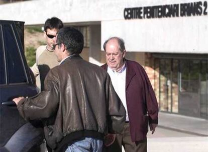 Lluís Prenafeta, ayer tras salir de la cárcel de Brians 2, acompañado de familiares.